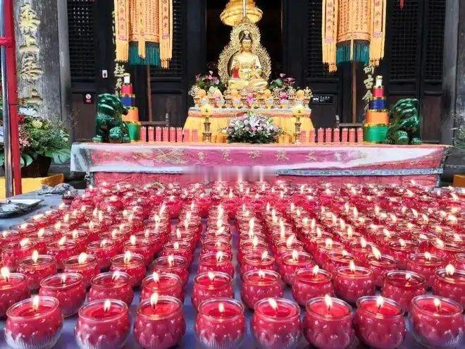 每晚佛前供灯，祈愿平安健康，消除业障，万法皆空，因果轮回不空！[蜡烛][蜡烛][