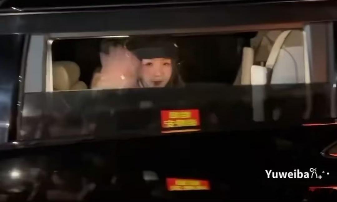 私生用激光笔扫射虞书欣眼睛虞书欣下班营业被激光笔照射虞书欣被私生激光笔照射，好可
