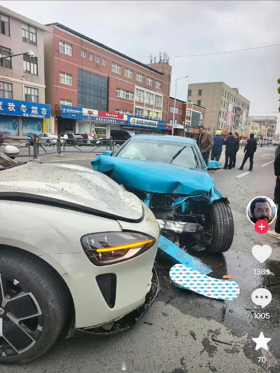 宝马和小米碰撞，米粉狂欢赢了。说实话我没看出来宝马碰撞引擎盖和左侧都没接触如何出