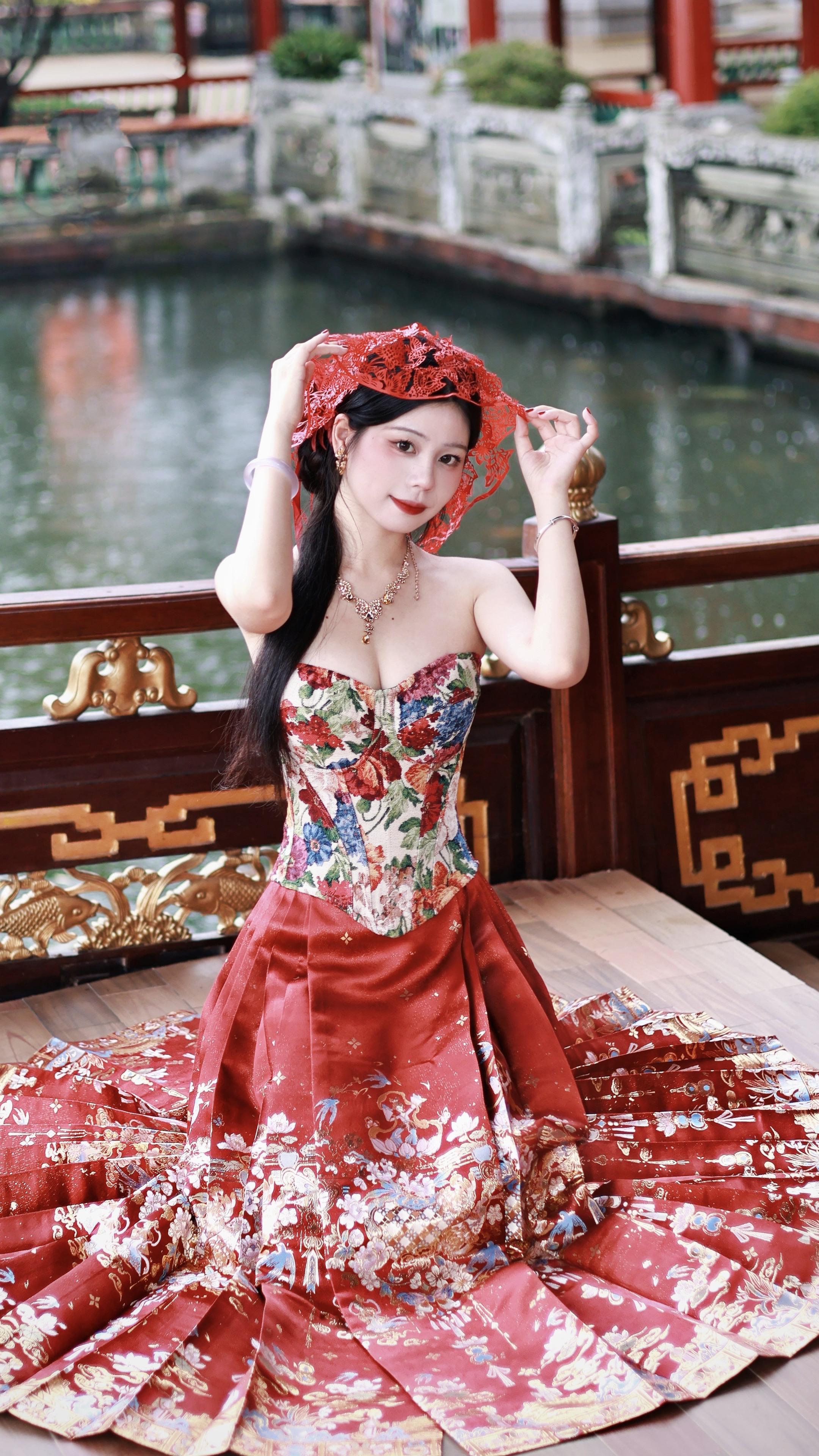 “满园春色美如霞 酿得芳菲入新茶”