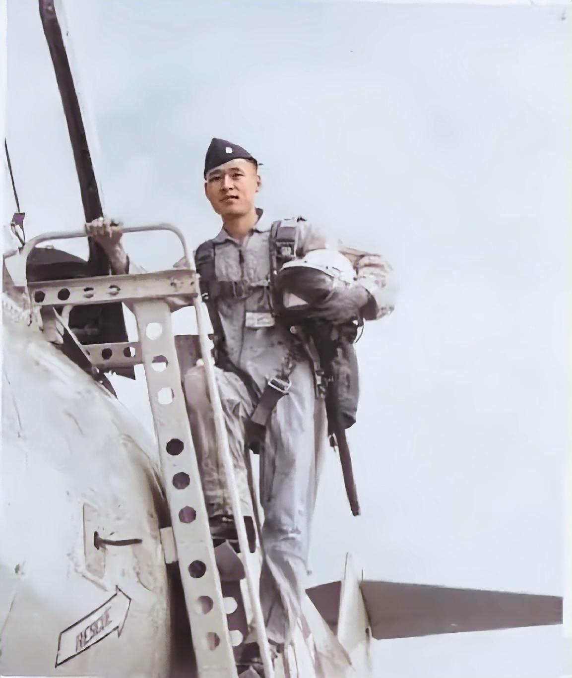 [太阳]台湾空军王牌飞行员谢翔鹤，1964年被解放军俘虏，拒不投降，只为能重回台