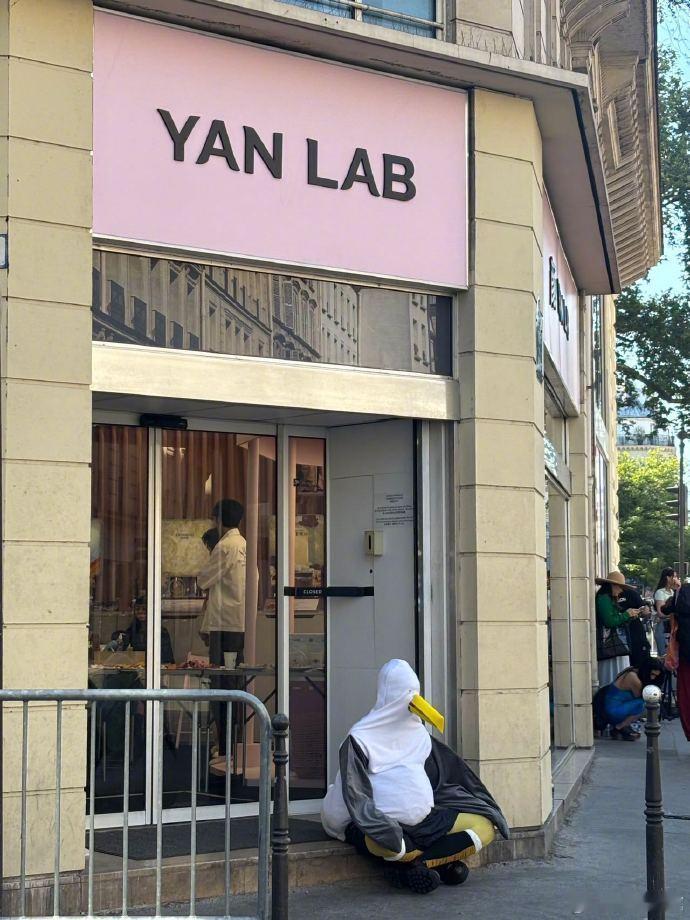 颜安海鸥服闪耀巴黎谁懂！颜安在巴黎穿海鸥服，又认真又放飞，挥翅膀的瞬间被抓拍，这