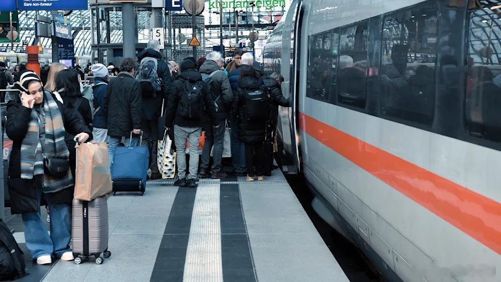 德国媒体在这个圣诞假期罕见地“欢呼”：12 月 24 日和 25 日两天，德铁远