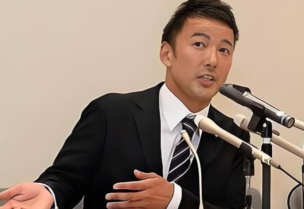 日本国会，山本太郎举起一张巨幅图纸，上面密密麻麻全是红色弧线，从中国直指日本全境