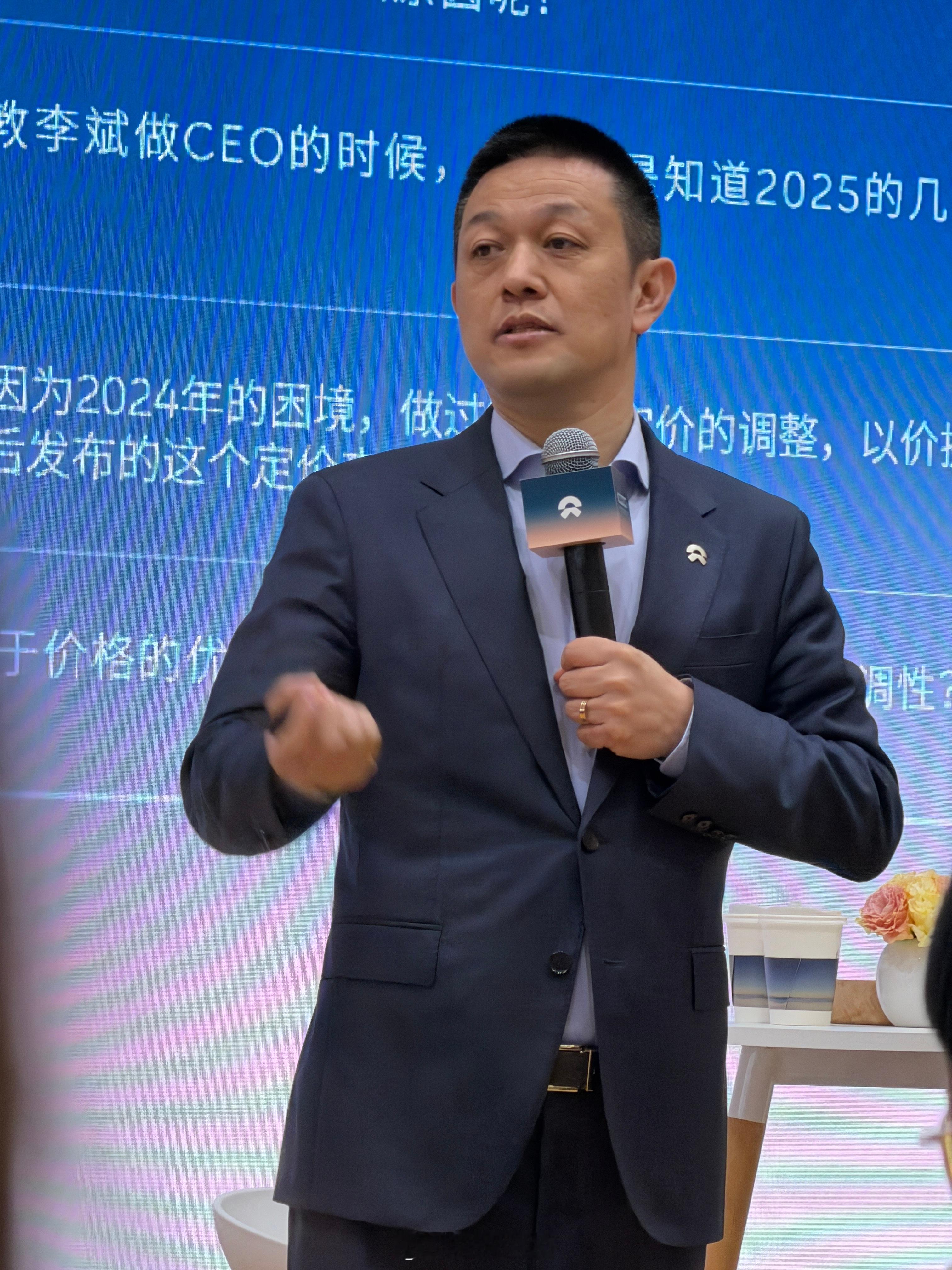 斌哥六连拍，眼神中还是透露了一些疲惫。很多媒体这两天才出第一趟差，斌哥已经连轴转