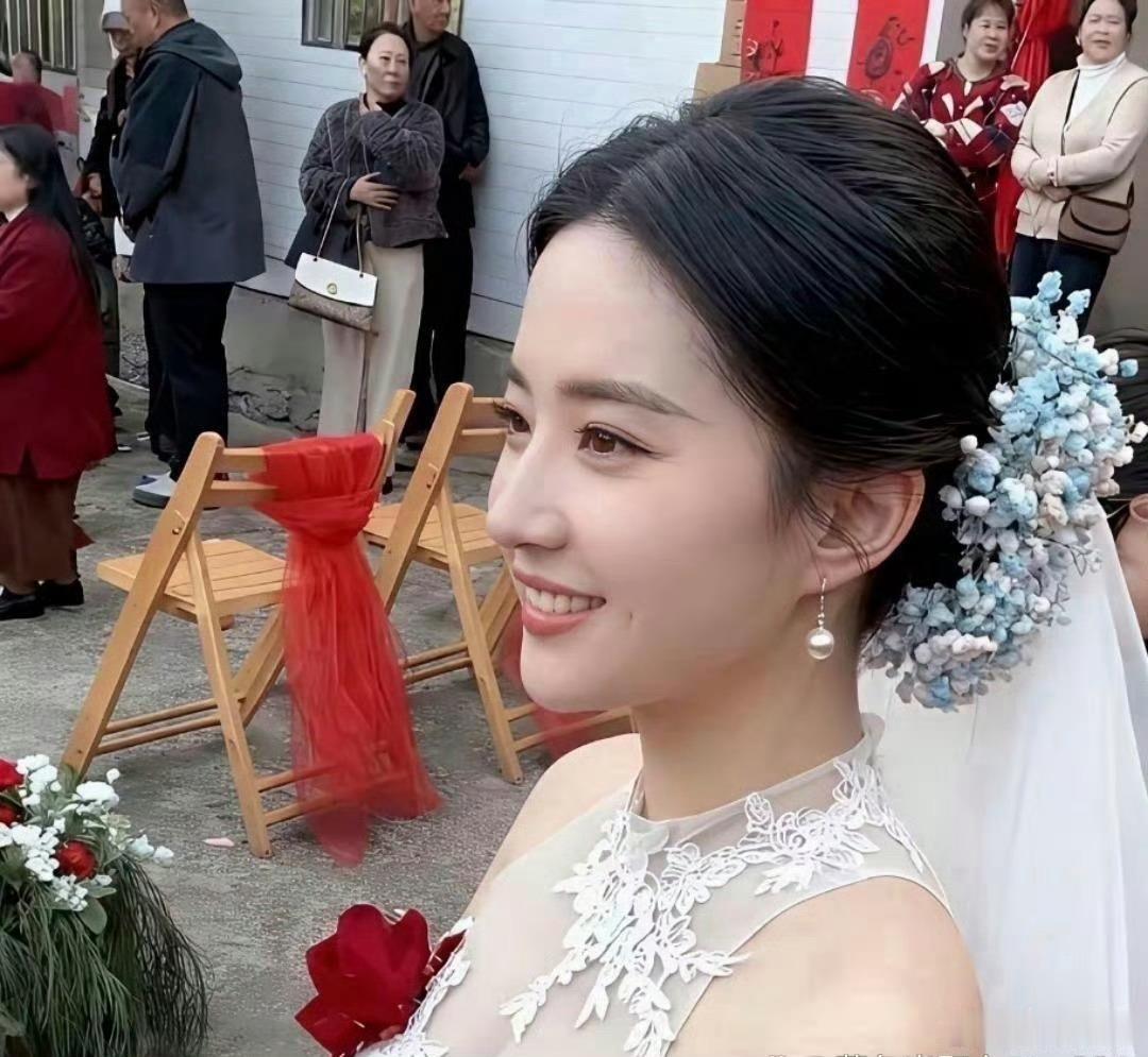 这个新娘未免也长得也太像刘亦菲了 