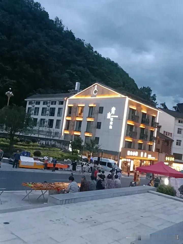 神农架木鱼镇，早晚凉快中午有点热。
摆摊的很多，不收费。清凉木鱼镇 木鱼镇旅游 