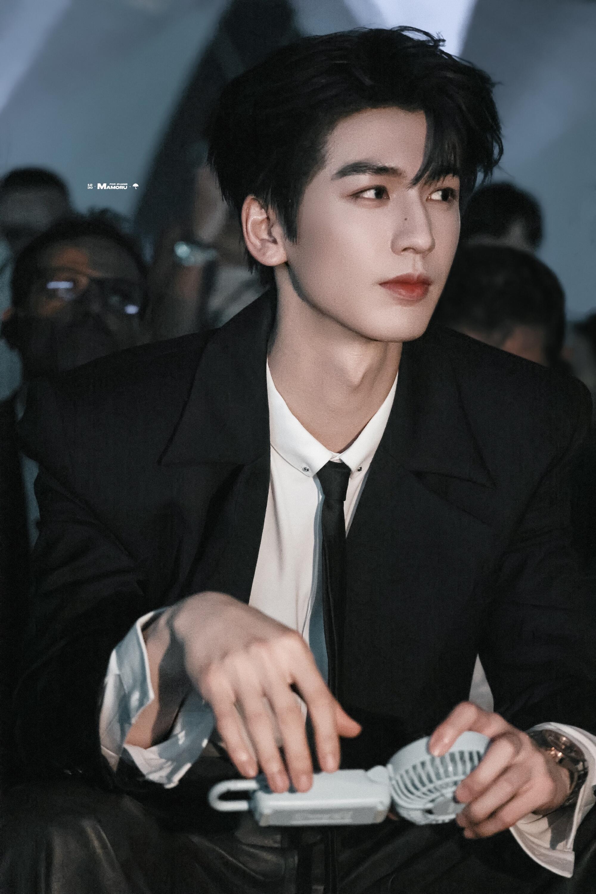 张凌赫离一线顶流是不是还差一个大男主爆剧？ ​​​