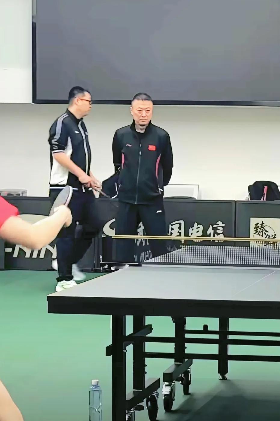 马琳在机场忍不住关切的问曼昱：‘’好了吗？‘’
     曼昱轻声回句‘恩’。他