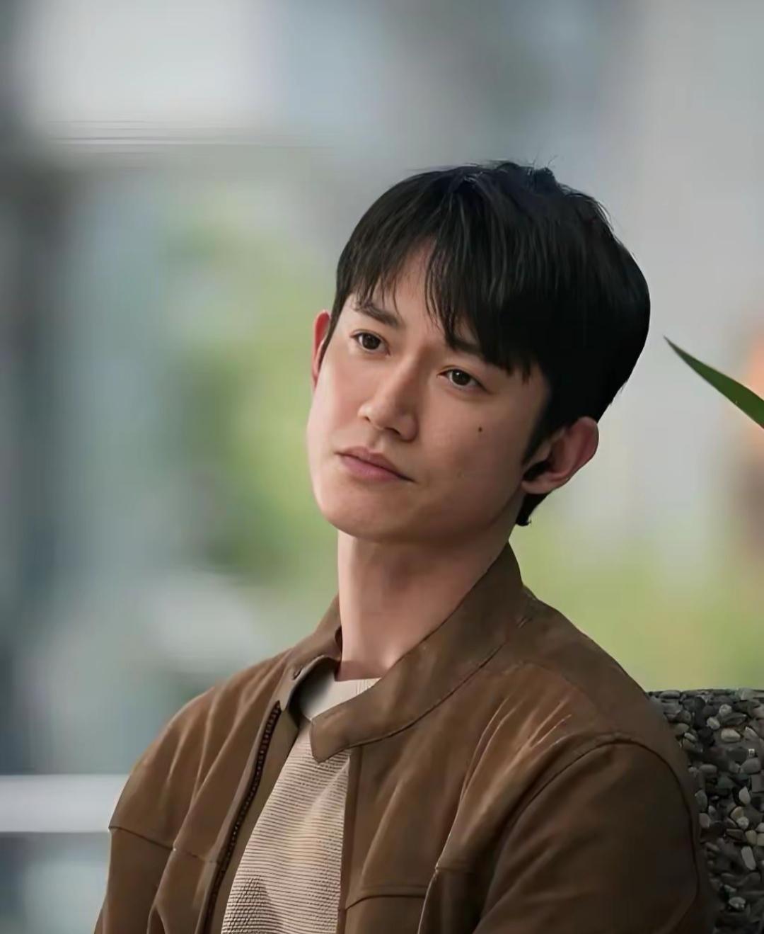 吴慷仁头一回演陆剧，
跟孙俪搭档演《危险关系》，
他演一个爱操控别人的心理医生，