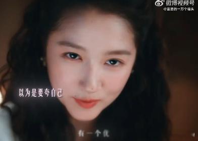 关晓彤新剧夸李昀锐屁股翘电视剧耀眼 这部青春剧总能带来意想不到的惊喜，这段轻松诙