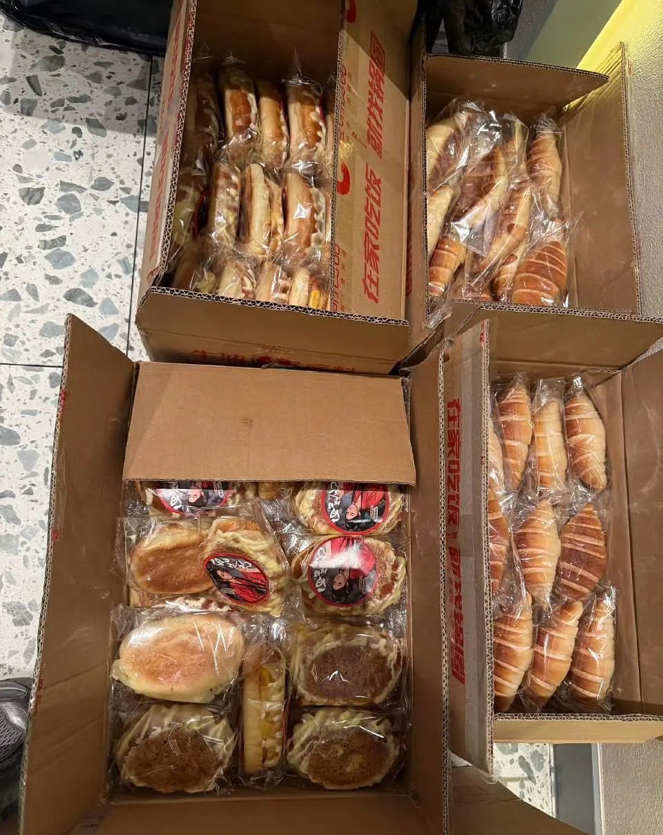 迪丽热巴来长沙录节目又给粉丝安排了贴心的逆应援可以说是超级实在了，很周到很用心，