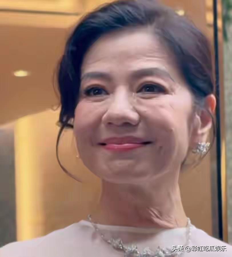 钟楚红的生图让我明白一个道理，女人应该体面老去，不做医美不凹少女人设，不管多大年