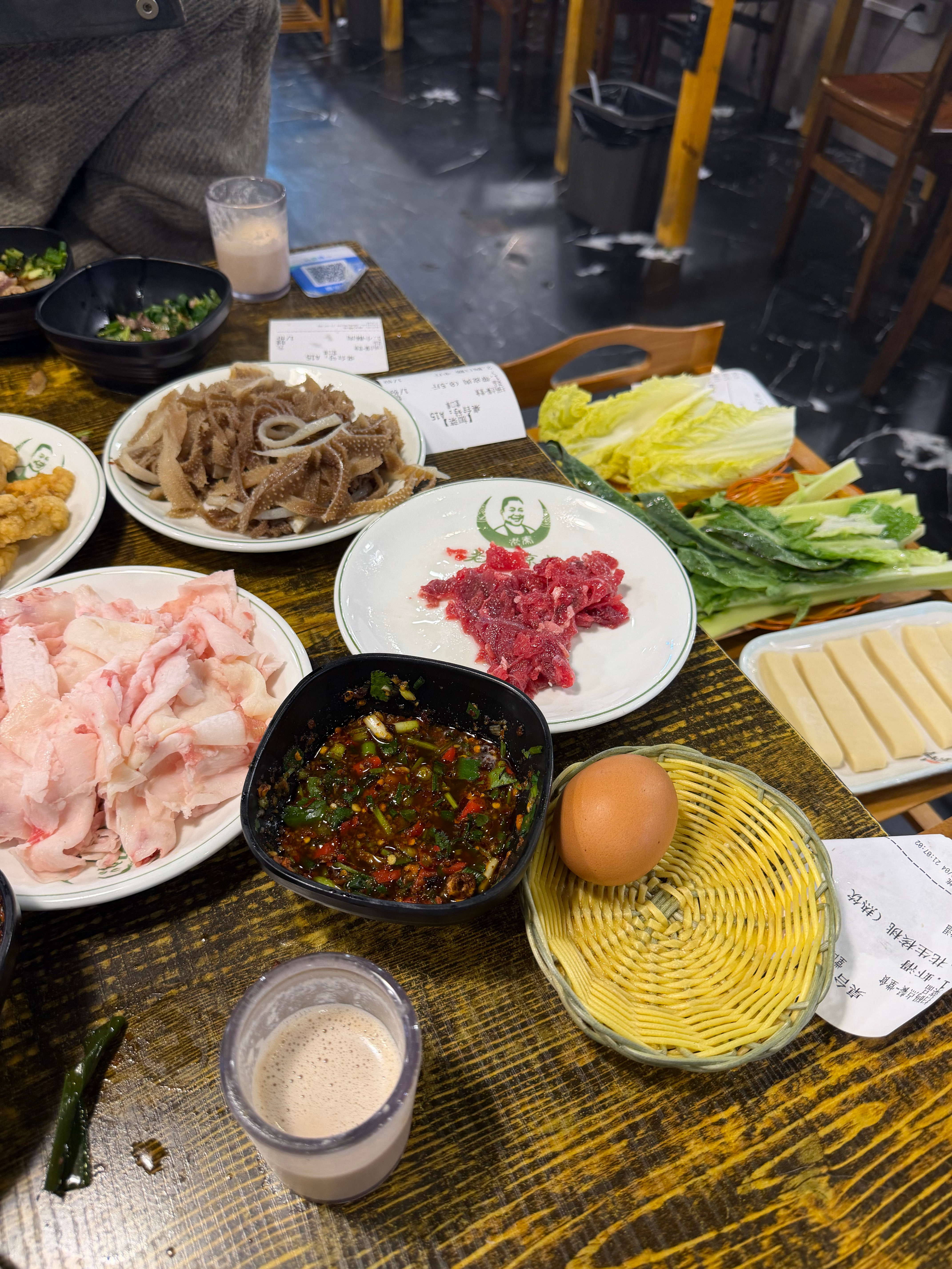 今天吃的这个，一点主食没吃，两个人吃得撑不行了 杭州·老秦凉都黄牛肉馆(总店)