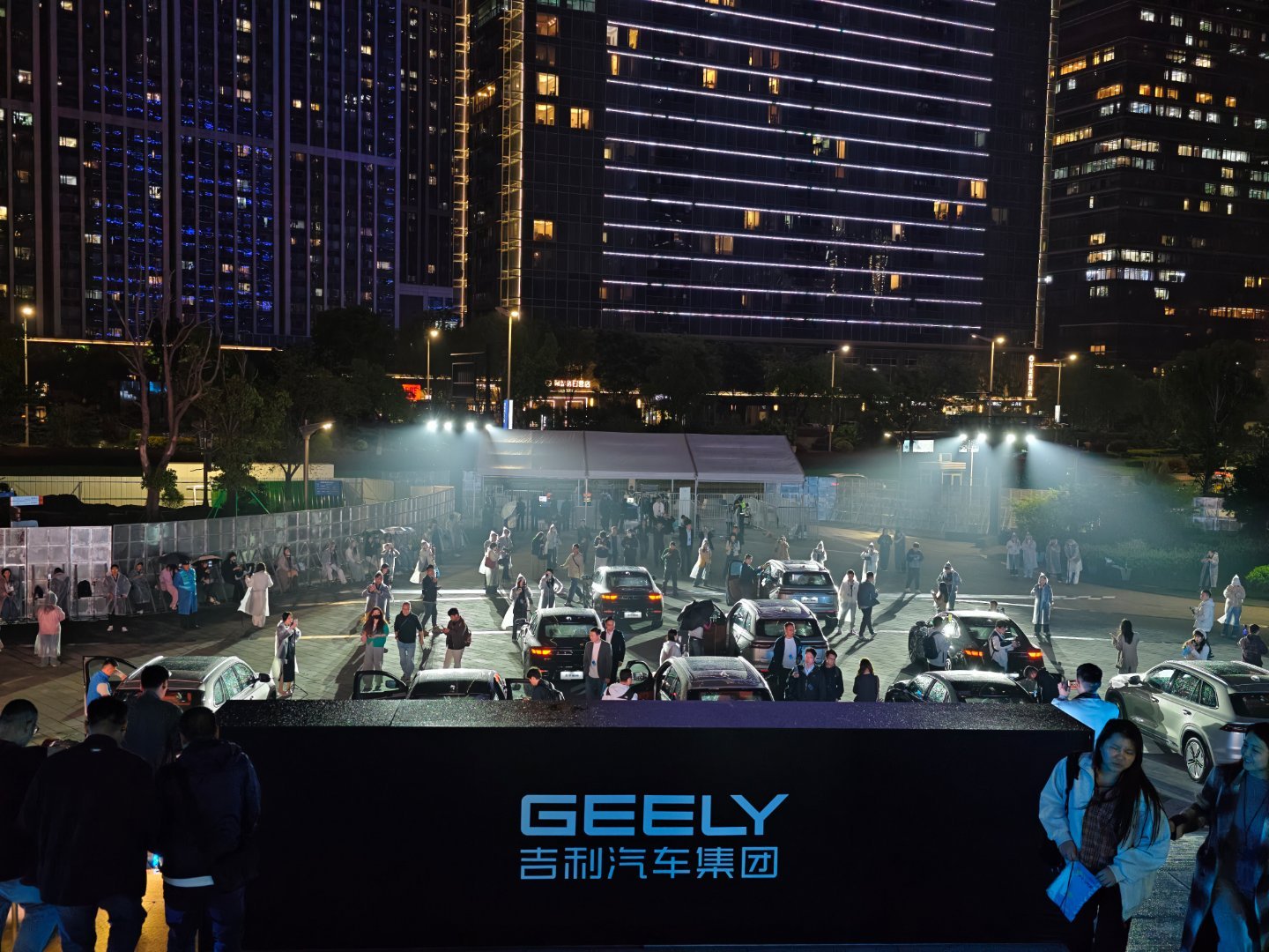 再数一数这张图里有几个人在直播