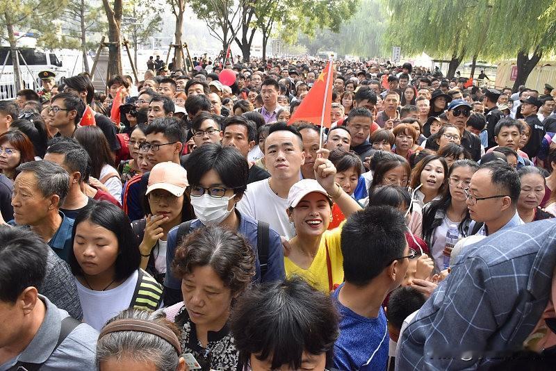 我肯定不会赶中秋国庆的出游大部队凑这个热闹。
之前查了下数据，今年中秋国庆相关关