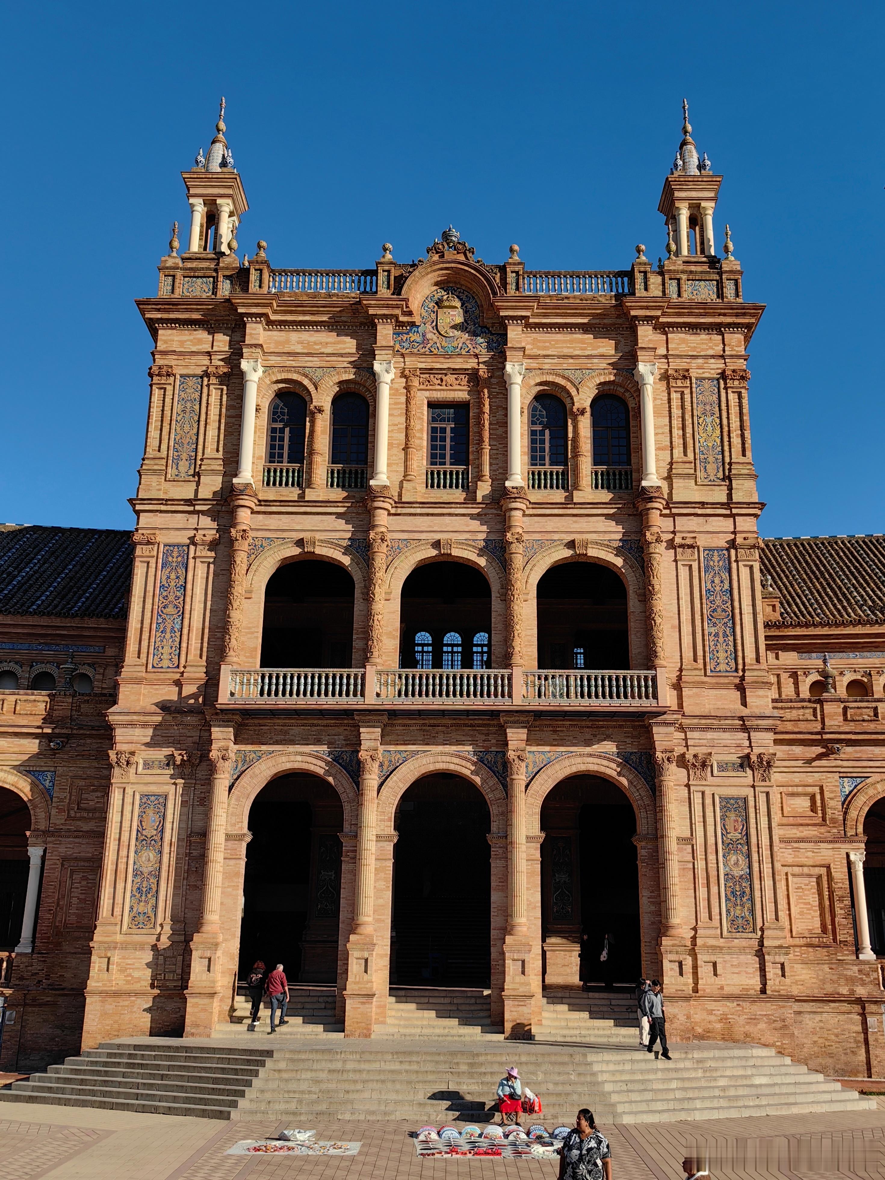 [西班牙广场]在西班牙，每座城市都有一座西班牙广场，但塞维利亚的西班广场可能是全