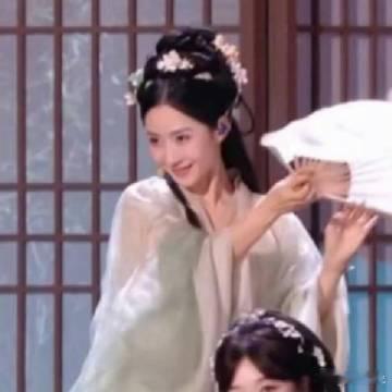 陶昕然徐梦洁双人舞 陶昕然妥妥天选古人，身段柔美仪态绝佳，双人舞舞姿轻盈灵动，眼