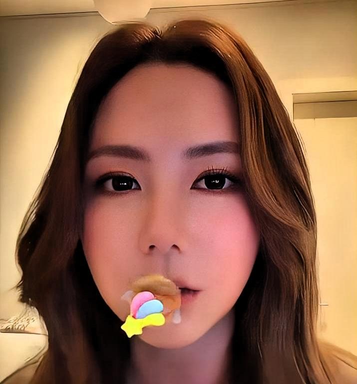 邓紫棋把自己最火的一首歌让给了后辈，然后偷偷开小号去直播间当观众。

《歌手20