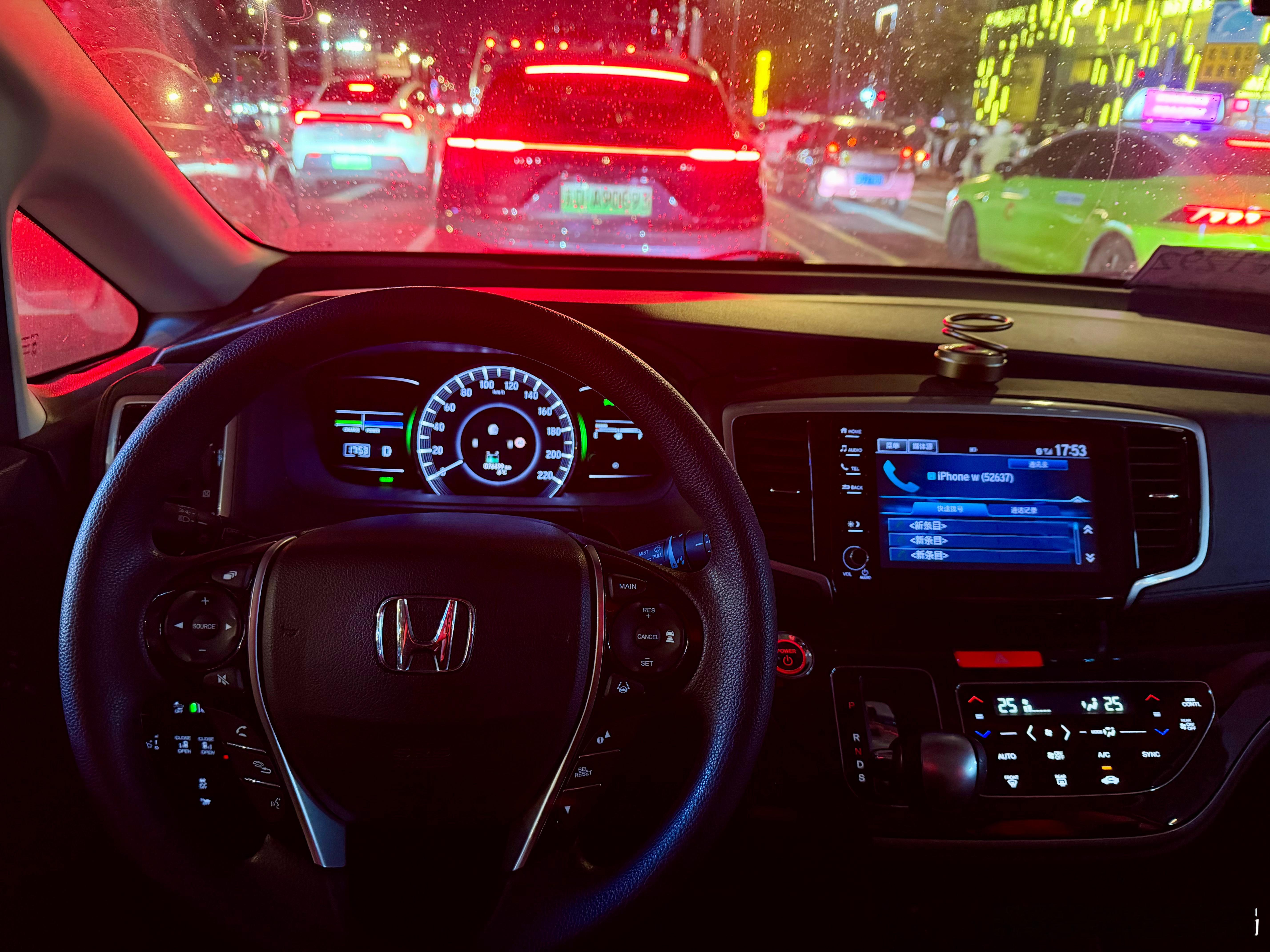 奥德赛混动坐起来质感就那样，动力确实不强但是开起来还挺好，动力衔接相当流畅再搭配