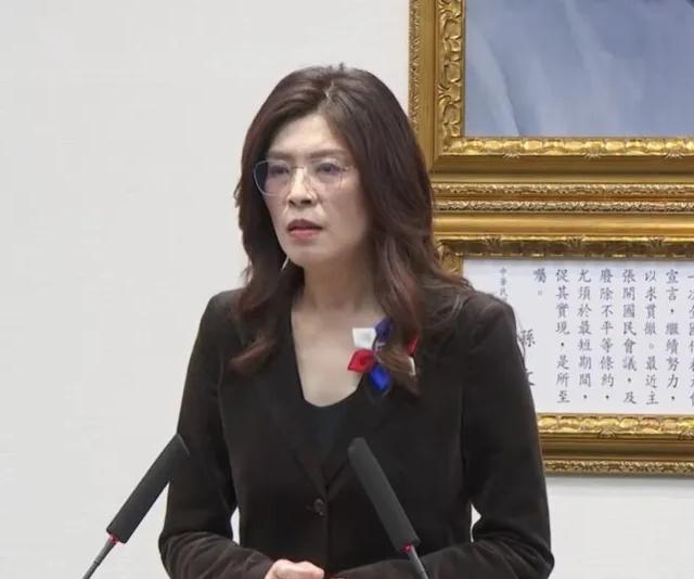郑丽文在接受CNN专访的时候又再度重复了这样的叙事，就是台湾不应被迫在美中之间做