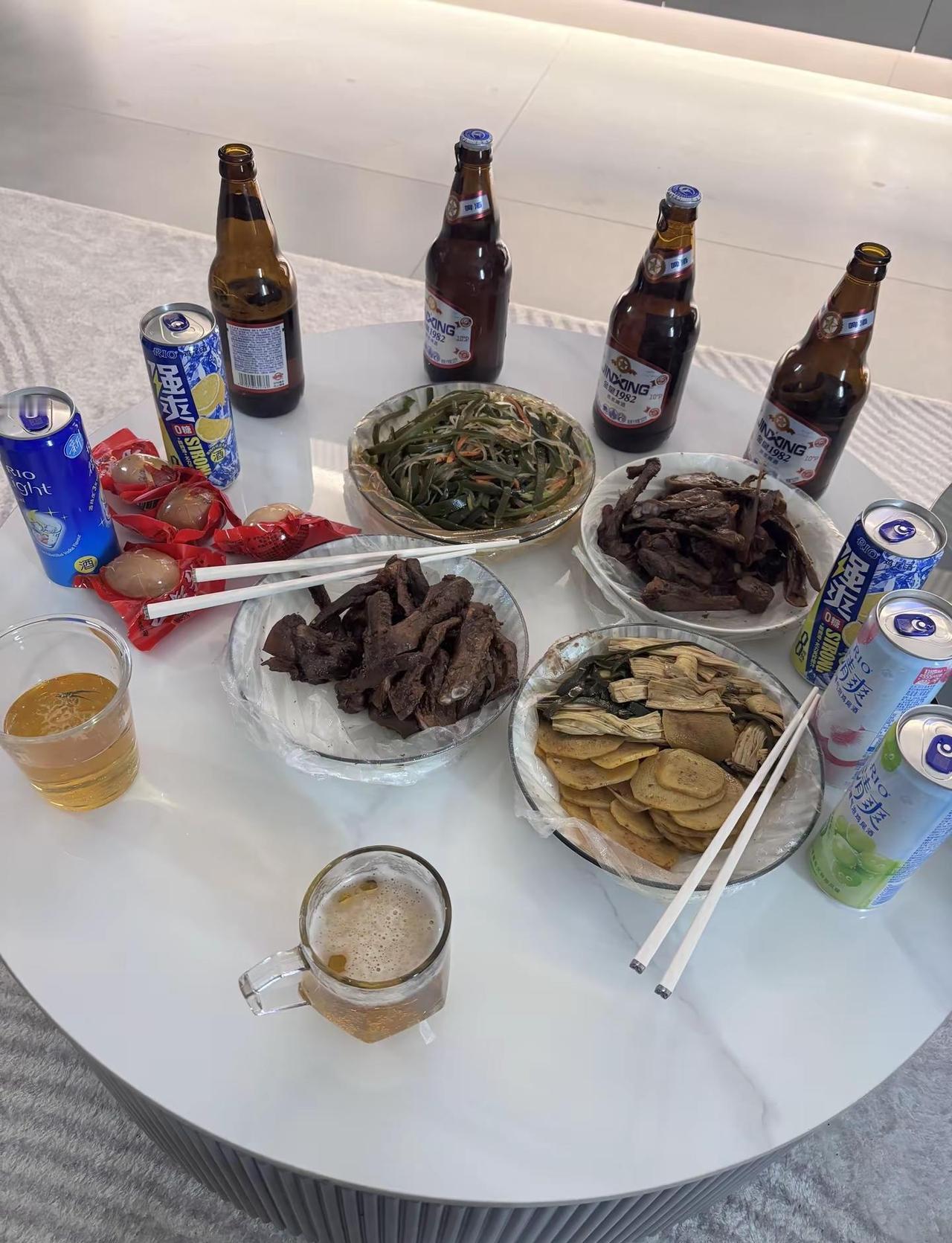 成年人的世界需要偶尔放松，听听音乐，小酌微醺，在微醺中把自己还给自己