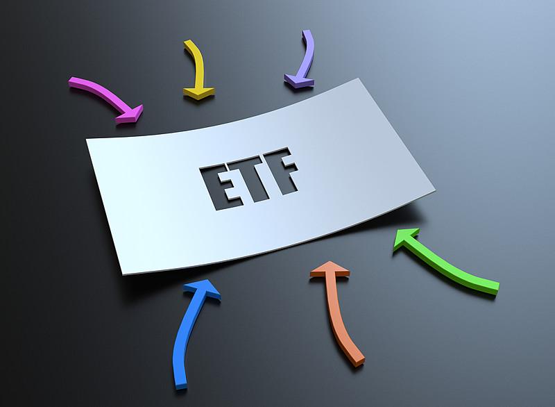 最近理财圈刷屏的主动ETF，我蹲了好几天研究，发现这新品简直是把两类老产品的优点