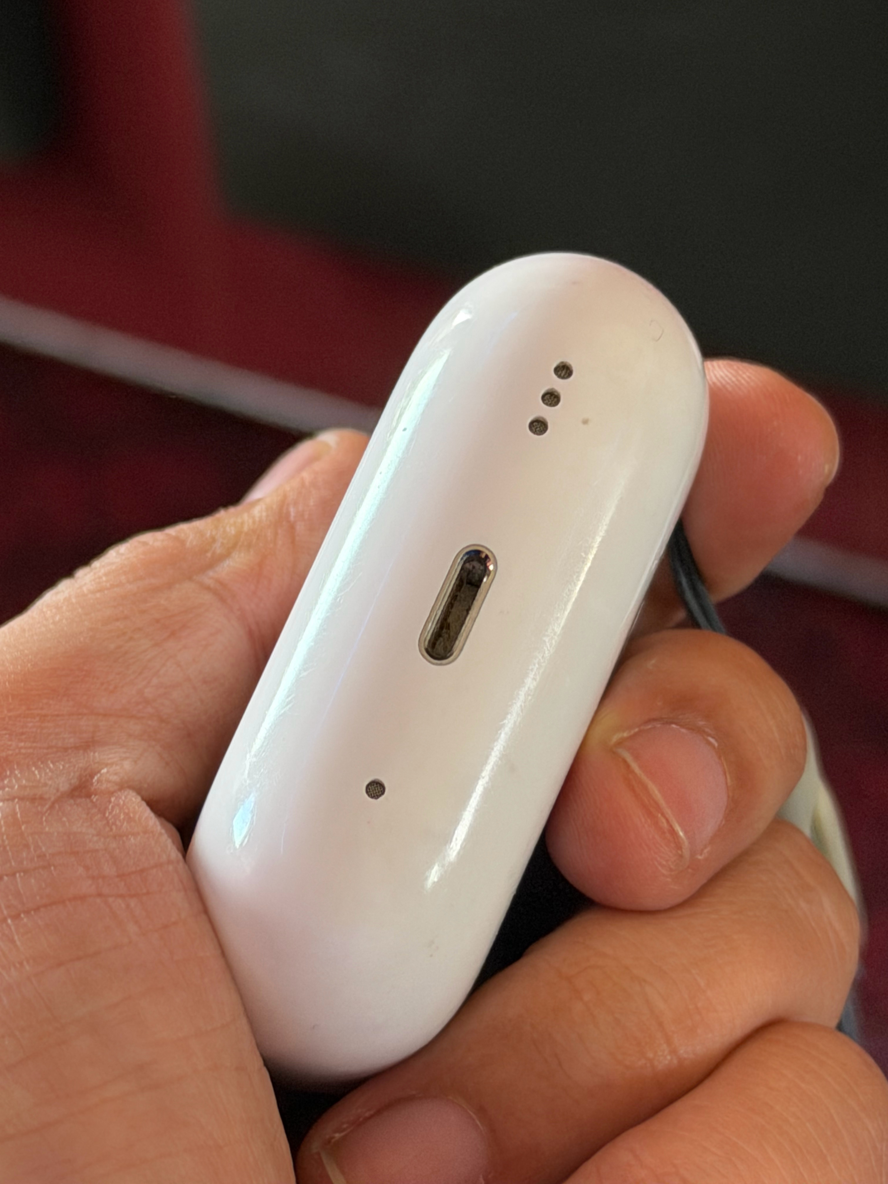 有无线充电的酒店真好，我的 AirPods Pro 还是 lightning 接