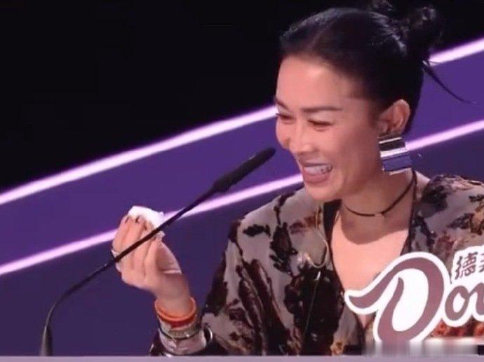 从质疑票数到改赛制，那英花式闯祸，提词器：你自由发挥吧