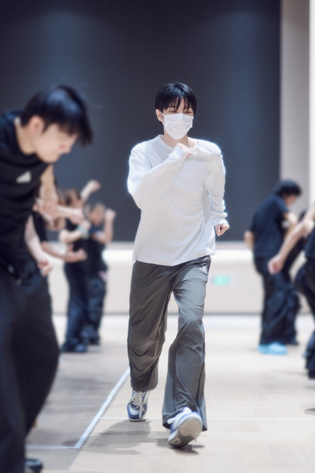 王俊凯这张图的正面找到了王俊凯这张图的正面找到了、好可爱 