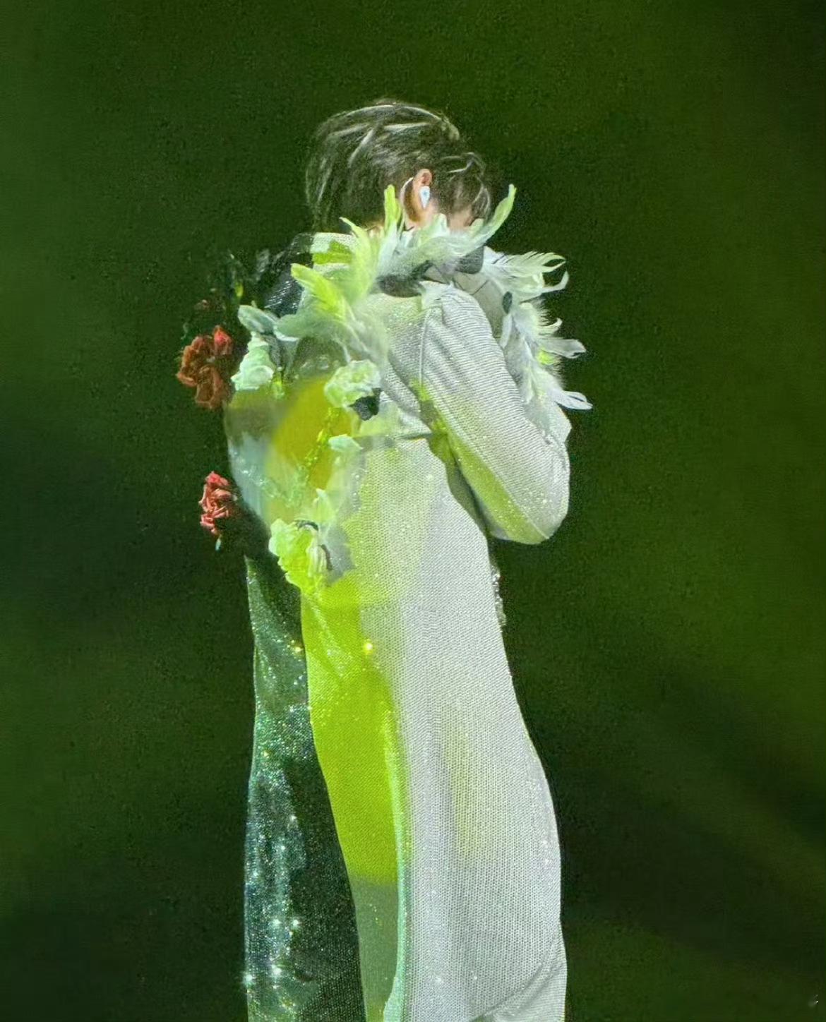 张远用衣服后背比心饭撒  家人们谁懂！张远新加坡演唱会这波“背心”饭撒，把幽默和