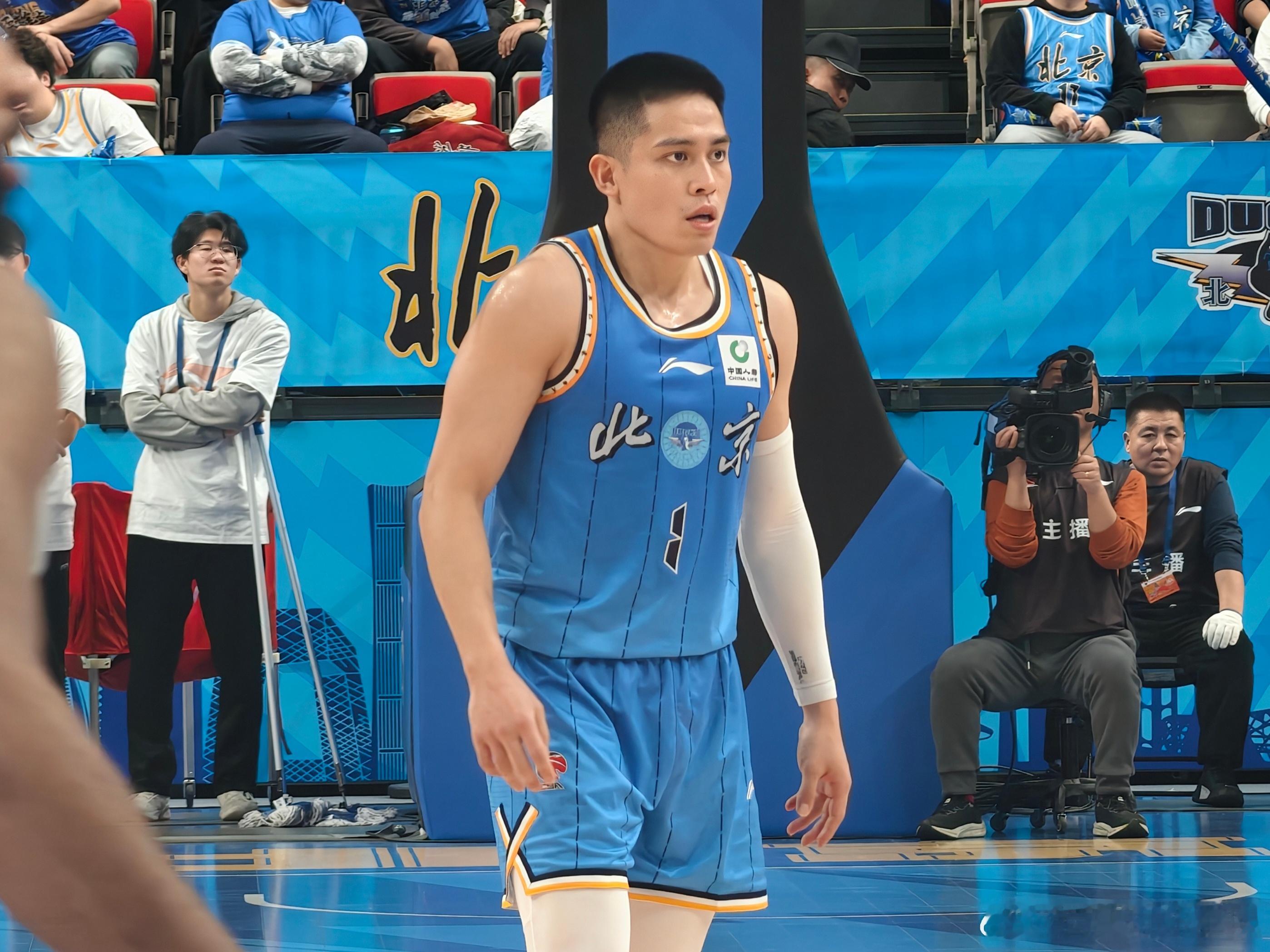 北京男篮vs新疆男篮陈盈骏投疯了 CBA常规赛，北京大胜新疆两连胜，陈盈骏三分8