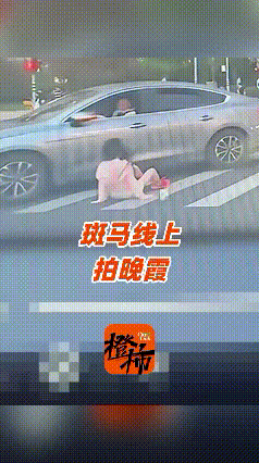女生在斑马线上拍照片，下一秒被转弯的汽车撞倒！