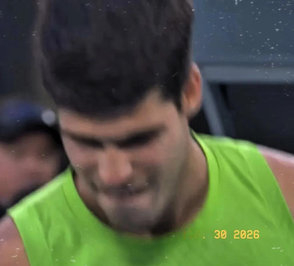 阿卡赢了！决胜盘7-5单局超级大逆转胜出。

2026澳网男单第一场半决赛，耗时