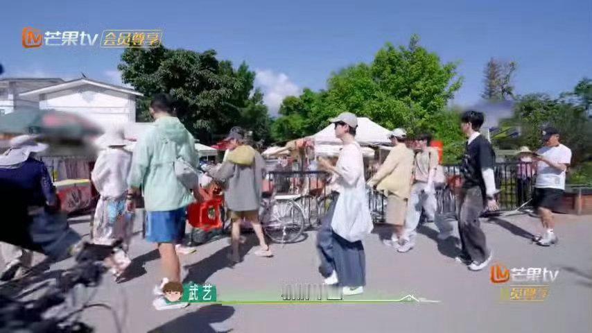 维嘉偶遇易烊千玺立牌的反应表情动作全都是下意识的反应，不用刻意做作，这份猝不及防