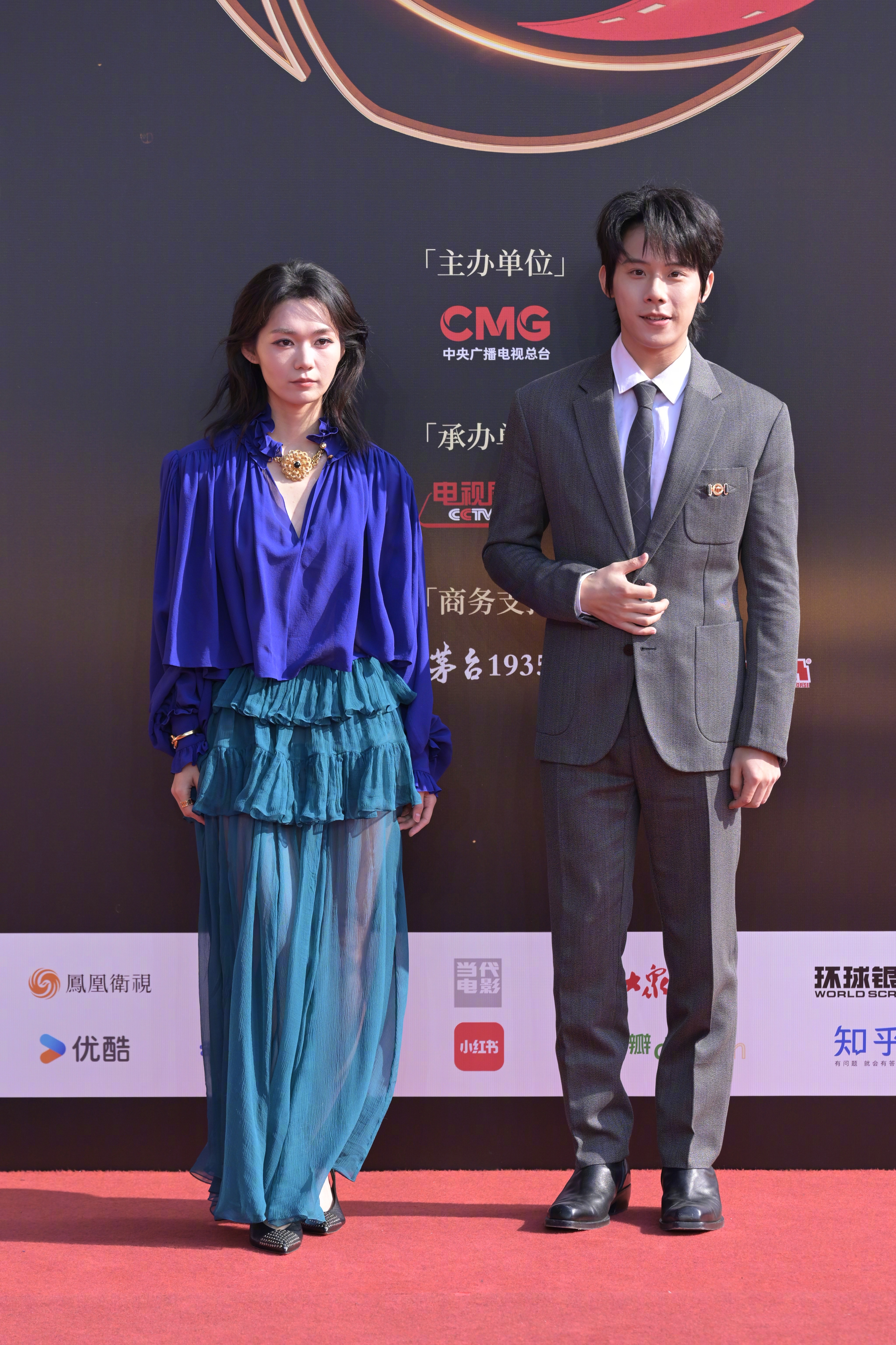 段奥娟孔雀蓝复古造型段奥娟、周奇共同登上CMG中国电影盛典红毯 ，两位今晚将带来