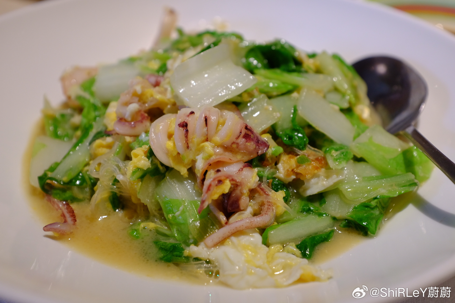 这家店的海肠捞饭麻麻地，但其他菜都非常好吃，笔管鱼还有黄蚬子都很鲜。青岛的每顿饭