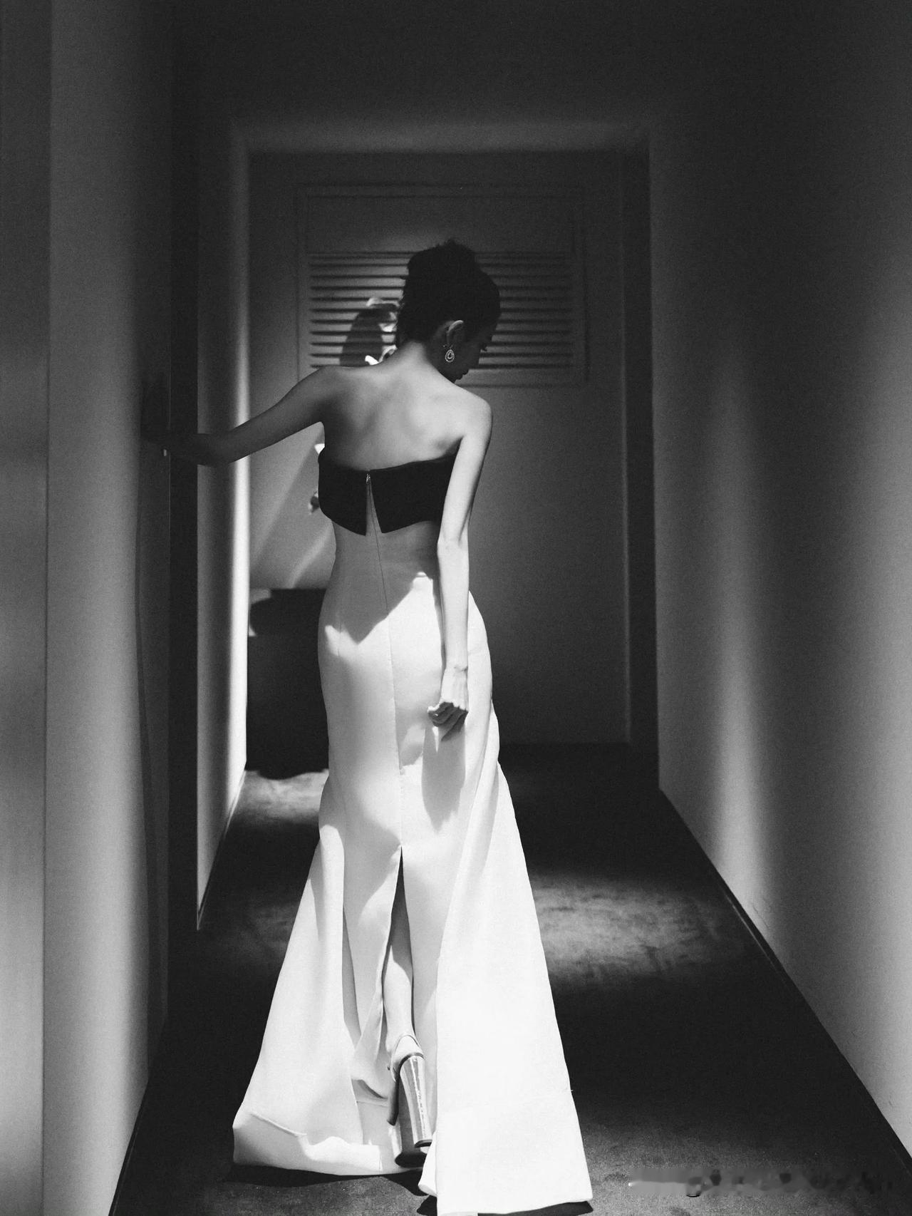 佟丽娅这高跟鞋有点高呀！