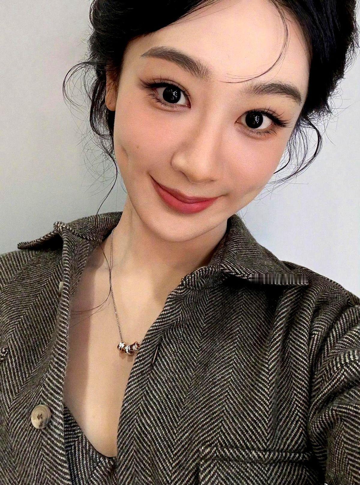 这两天是怎么了，杨紫连续两日营业，昨天发抖，今天发博。
我猜她是要准备进组了，所