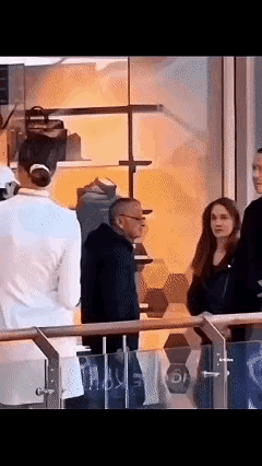 网友: 像极了我跟对象出门逛街的样子。