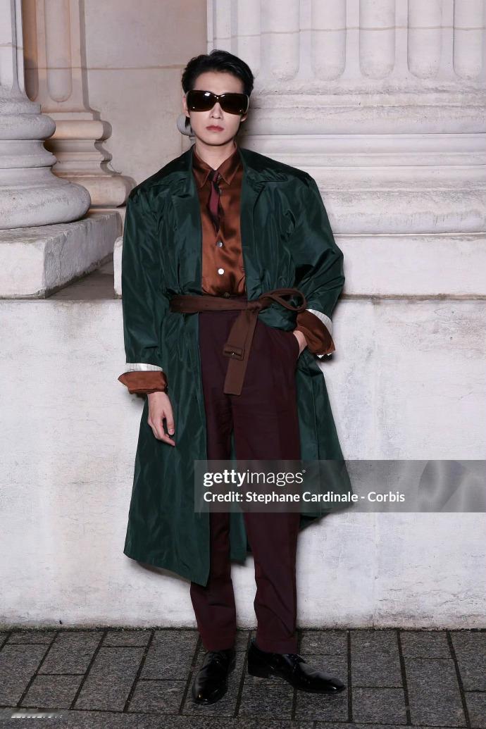 魏大勋巴黎时装周看秀G社生图，不愧是YSL man，这可是g社生图巴黎时装周