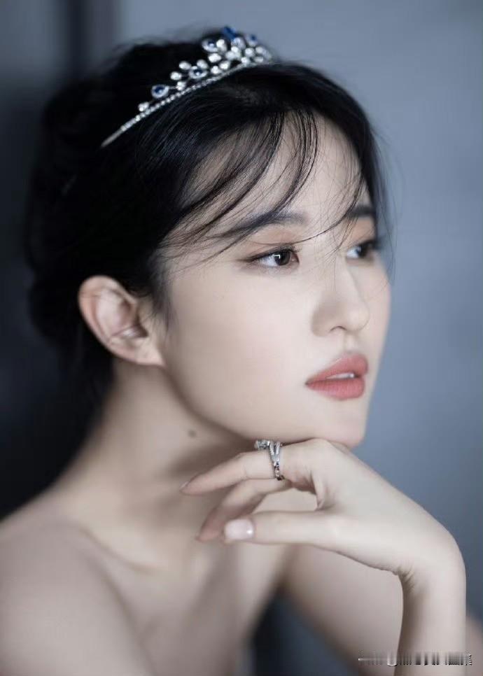 什么样的标准堪称是美女？看看刘亦菲的少女头像就知道了。白纱轻盈，灵动的模样宛如从