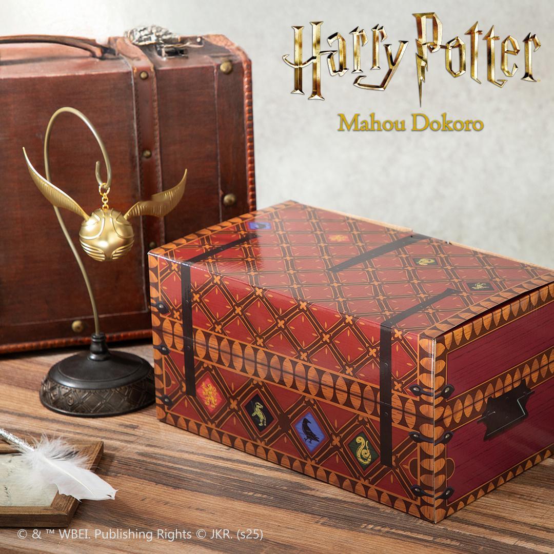 一款金色飞贼台灯，摇晃时会轻轻亮起，约1分钟后自动熄灭，可以自由调整翅膀的角度。