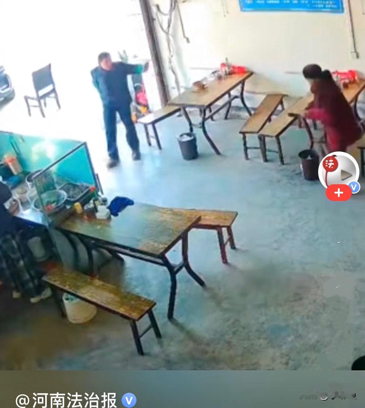 近日，四川一位101岁的老奶奶特别想吃米粉，因为家离餐馆很近，老奶奶就自己去了餐