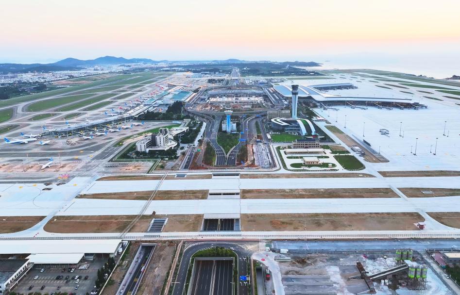 福州机场第二跑道今日首次迎来商业航班，八闽大地进入双跑道时代。

新建第二跑道全