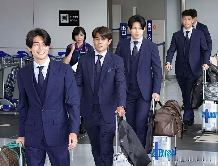 日本队回国了，看上去这些球员没有因为在比赛中输给巴西显得多么沮丧。他们表情轻松，
