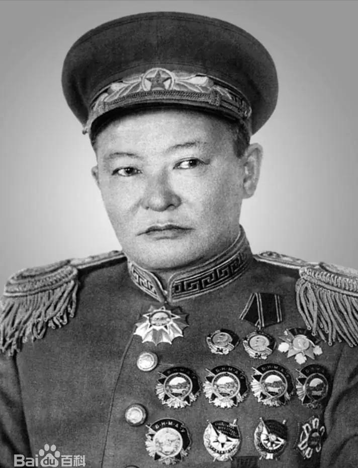 看清这个胸前挂满勋章的人，他是中华民族的罪人。就是他跟外人勾结，把外蒙古硬生生推