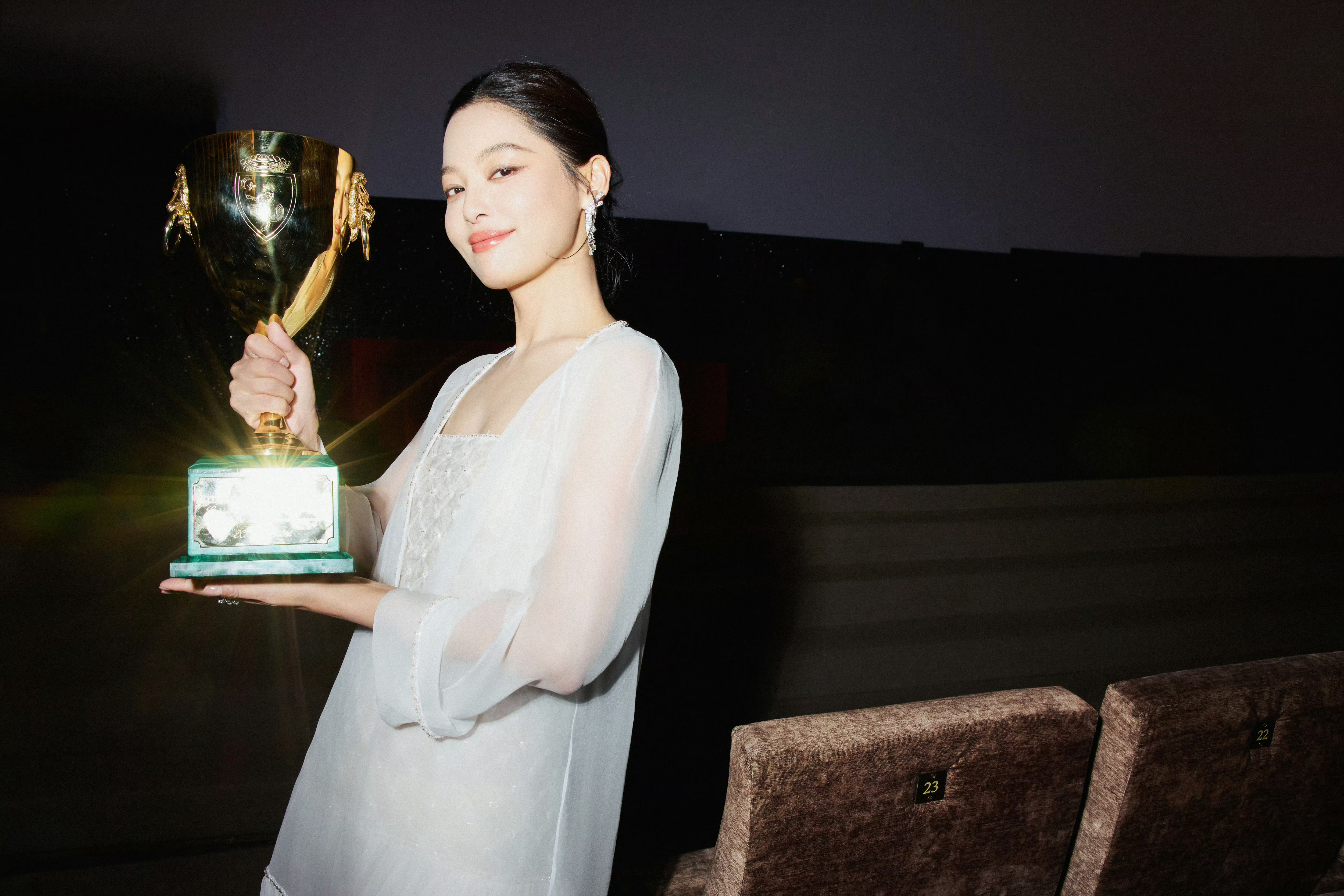 辛芷蕾和奖杯都闪闪发光✨🏆辛芷蕾[超话] 辛芷蕾听完英文提问的反应 ​​​