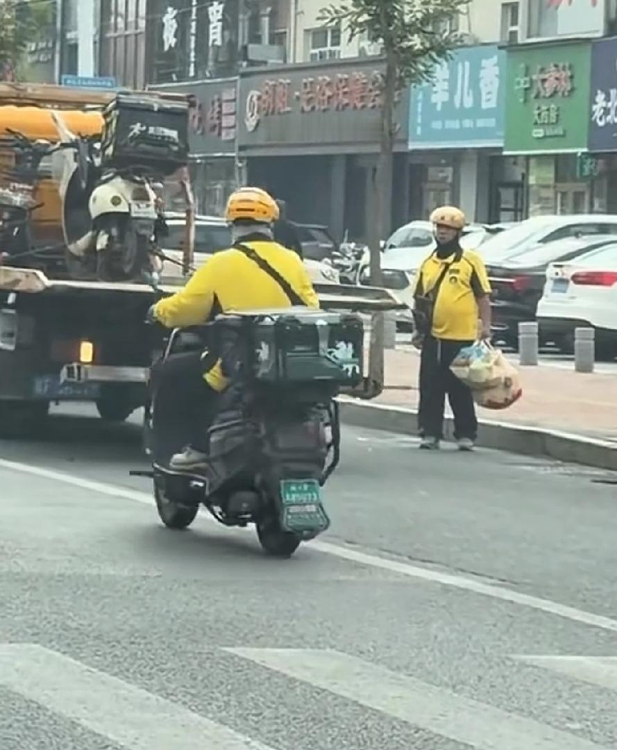 我们都在用力的活着！为了家庭，为了责任，每个人都活的战战兢兢如履薄冰，担心自己失