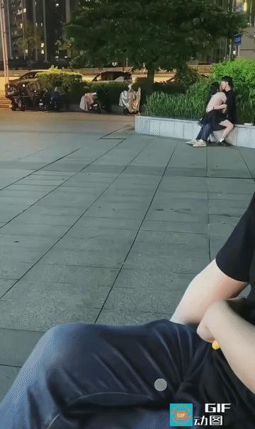单身狗的夜晚暴击，隔着屏幕都酸麻了
 
夜晚街边的长椅上，小情侣全程旁若无人甜蜜